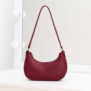 Sac demi-lune pour femme en cuir véritable Eoin Winston Sports, design minimaliste noir, bandoulière réglable - Product Image 5
