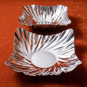 Bols à chocolat de luxe en acier inoxydable cannelé, design ondulé élégant, finition chromée, forme carrée, pour service gastronomique et événements - Product Image 4