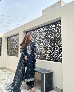 Ensemble Kurti et pantalon pour femmes, nouvelle collection, tenue traditionnelle élégante pour les occasions festives, les mariages et un look élégant au quotidien - Product Image 4