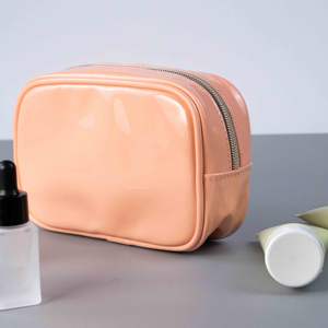 Sac de voyage innovant protégé par brevet pour les cosmétiques et l'organisation des soins de la peau - Product Image 6