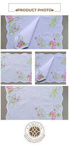 Broderie délicate de fleurs sauvages sur un set de table en lin doux, apportant un charme de jardin frais et une élégance délicate à la table quotidienne. - Product Image 2