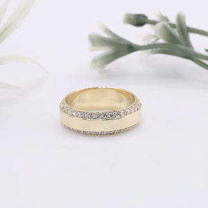 Élégante bague de fiançailles et de mariage en or jaune à double bordure, sertie de diamants de laboratoire taille brillant, avec pavé sur le dessus et bordure éternité. - Product Image 1