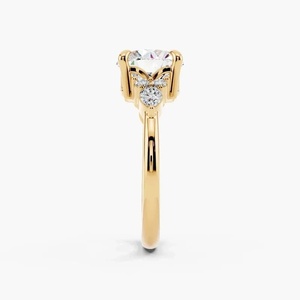 Bague de fiançailles en or 10K, 14K, 18K ou argent 925, 935 avec diamant de laboratoire taille ovale certifié IGI et pierres latérales en grappe, sertie sur quatre griffes - Product Image 4