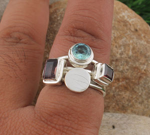 Anillo de Plata de Ley 925 con Engaste de Granate Natural y Topacio Azul, Anillo Clásico con Múltiples Piedras Preciosas, Piedra de Nacimiento de Enero, Agosto y Diciembre - Product Image 2
