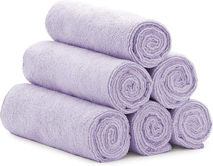 Complétez votre collection d'accessoires sportifs avec cette serviette de sport offrant une structure compacte, un rangement facile et un aspect soigné. - Product Image 3