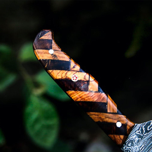 มีดแล่เนื้อเหล็กดามัสกัสแบบกำหนดเองทำมือของ Burraq ขนาด 10/8 นิ้ว หนา 3.0 มม. พร้อมปลอกหนัง ปลอดภัยสำหรับเครื่องล้างจาน เหมาะสำหรับเป็นของขวัญ - Product Image 3