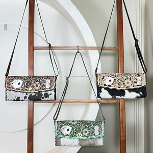 Sac bandoulière unique en cuir véritable artisanal, gravé à la main, avec motifs floraux et gaufrage de cartes, style pochette, pour femme - Product Image 4
