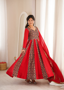 Ensemble de robe Anarkali en georgette raffinée avec encolure brodée, pantalon assorti et dupatta en dentelle dorée, prêt-à-porter pour femme - Product Image 4