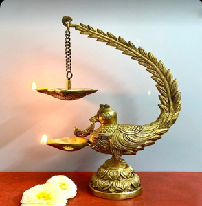 Diya unique en laiton motif paon, avec lampe à huile suspendue et détails de plumes complexes. Disponible à prix de gros. - Product Image 1