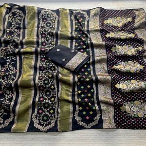 Sari VASTRA COTTAGE en viscose Georgette Pure Chinya avec tissage Jari doré, pallu floral riche et blouse contrastante teinte à la main - Product Image 3