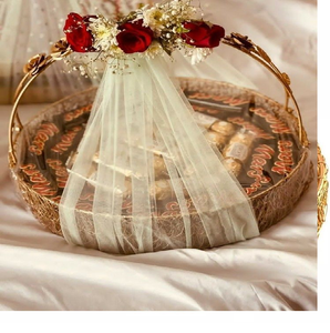 Panier en maille dorée à motifs floraux avec tulle menthe doux et accents de perles. Chic. Disponible aux prix de gros. - Product Image 3