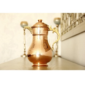 Carafe à eau en cuivre avec couvercles gravés de motifs orientaux pour la décoration de table et les boissons - Product Image 5