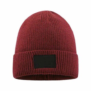 Bonnet en tricot unisexe de couleur unie avec patch noir, 100% acrylique, casquette décontractée d'hiver pour adultes, 56-58 cm - Product Image 1