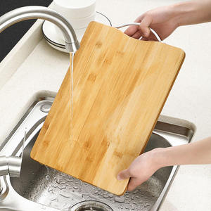Tabla de cortar de bambú rectangular con asa para uso en la cocina - Product Image 1