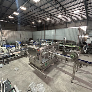 Système d'emballage automatique haute vitesse pour boissons et eau avec bouteilles en plastique, moteur électrique, PLC, précision de remplissage de 7200 bouteilles/heure - Product Image 1