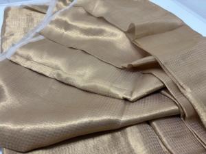 Tissu de soie brocart de couleur métallique avec de riches motifs tissés et une finition brillante, idéal pour les accessoires vestimentaires. - Product Image 2