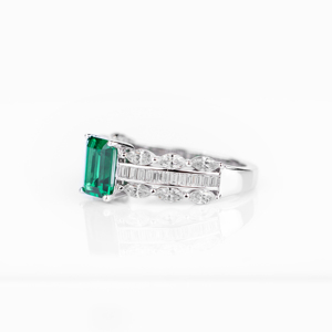 Anillo de compromiso de lujo con esmeralda talla esmeralda de oro de 18 quilates y halo de diamantes baguette, joyería fina, regalo para ella. - Product Image 5