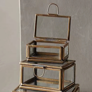 Cajas de Joyería Modernas de Hierro 3D, Chapadas en Oro y Pulimentadas, Hechas a Mano, Soluciones de Almacenamiento Personalizadas para Arte y Coleccionables - Product Image 1