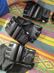 Gants de boxe MMA personnalisés 8OZ avec logo imprimé, en PU, fermeture auto-agrippante, unisexe, pour entraînement et sparring sur sac de frappe lourd - Product Image 6