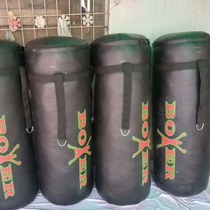 Sac de frappe lourd de style Muay Thai de bonne qualité en PU/cuir pour l'entraînement de boxe et de MMA avec logo personnalisé - Product Image 3