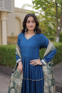Robe longue en rayonne de créateur MB ETERNAL CLOTHING avec dentelle Gota Patti, doublure en coton évasée de 12 mètres, dupatta moderne en viscose jacquard - Product Image 3