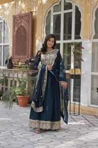 Ensemble Zari Anarkali avec Dupatta - 2 pièces : Robe Zari à broderie effet fleuri et sequins, et Dupatta brodée de sequins - Product Image 3