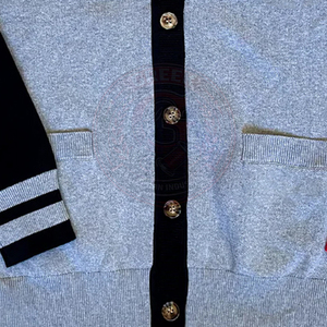 Cardigan universitaire grec en acrylique tricoté à col en V pour femmes, avec logo brodé, et pull varsity coloré à boutons pour hommes - Product Image 5