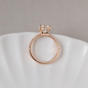 Bague de fiançailles en diamant de laboratoire rond de 2 carats, bague pavée en or jaune avec halo caché, bague solitaire à sertissage bas, certifiée IGI - Product Image 2