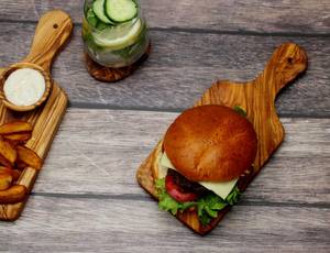 Planche à découper en bois de cerisier naturel de qualité supérieure avec poignée, idéale pour la présentation en cuisine – Pièce d'usine - Product Image 1