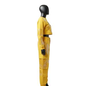 Conjunto de mujer de alta calidad: camiseta corta de algodón y poliéster de 240 GSM y pantalones cargo de felpa con panel de PVC transparente amarillo y logo. - Product Image 4