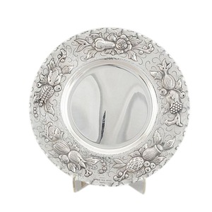 Assiette de présentation ronde en métal doré fantaisie avec finition martelée pour la décoration de table de mariage, la restauration hôtelière et les événements - Product Image 3
