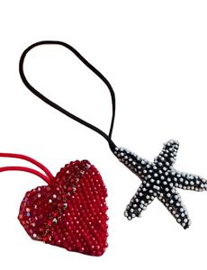 Beau porte-clés brodé perlé de graines de conception de crabe de couleur rouge et porte-clés fait main pour les filles de l'Inde - Product Image 6