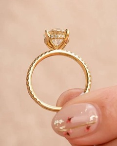 Anillo de Compromiso de Plata 925 con Moissanita de Corte Redondo, Halo Oculto y Acentos Pavé, Joyería de Boda - Product Image 4