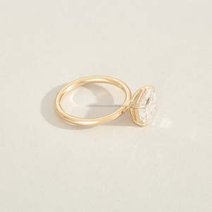 Bague de fiançailles solitaire minimaliste en or jaune massif 14 carats avec diamant de laboratoire certifié IGI taille émeraude 2 carats serti à griffes - Product Image 3