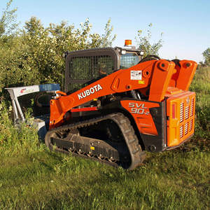 รถตักล้อยาง Kubota SVL902 ขายดี พร้อมอุปกรณ์ตัดหญ้าไฮดรอลิกสำหรับงานเคลียร์พื้นที่และทำปุ๋ยหมัก - Product Image 1