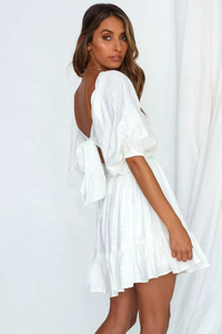 Vente en gros Robe courte blanche à manches bouffantes d'été pour femmes - Product Image 3