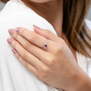 แหวนหมั้นทองคำแท้ 14K ทรงคลาสสิคประดับทับทิมธรรมชาติทรงคุชชั่น พร้อมเพชรรอบวงและแหวนเพชรแบบพาเว่ - Product Image 2