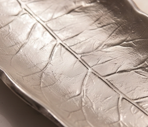 Plateau de service élégant en forme de feuille, en métal poli, design artisanal pour la décoration de table, essentiels élégants pour la cuisine - Product Image 2