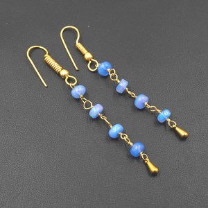 ต่างหูโอปอลเอธิโอเปียธรรมชาติ สีน้ำเงิน โอปอลไฟหลากสี ทอง 14K แบบคาโบชองประดับลูกปัด - Product Image 1