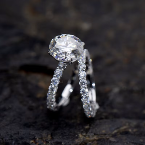 Bague de fiançailles pour femme en or blanc avec diamant rond taille brillant certifié GIA, design halo classique - Product Image 6