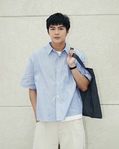 เสื้อเชิ้ตเดรสผู้ชายแขนสั้นทรงบ็อกซี่ ผ้าคอตตอนถัก 100% ระบายอากาศได้ดี สไตล์ลำลอง ธุรกิจ  สำหรับฤดูใบไม้ร่วง สีคอฟฟี่ไลน์  รับตัดเย็บตามแบบ - Product Image 1