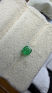 Esmeralda Colombiana Natural Certificada Excelente, Corte Cuadrado Cojín, con un Buen Color Verde, Gema Suelta de Calidad, 0.60 Quilates - Product Image 3