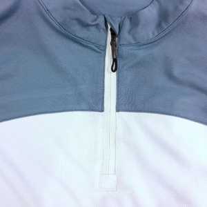 เสื้อยืดคอกลมผู้ชายสีน้ำเงินขาวลายบล็อกถักแบบสบายๆ มีซิปด้านหน้าพร้อมโลโก้ ระบายอากาศได้ดี - Product Image 6