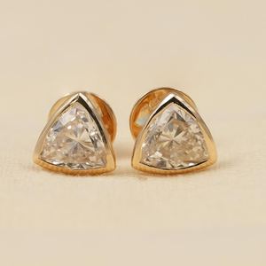 Boucles d'oreilles clous à poussoir en or massif 14 carats avec diamants de laboratoire taille trillion de 1,01 carat chacun, pour unisexe, tendance, pour mariage, fête, cadeau surprise - Product Image 1