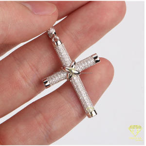 Collier pendentif croix de luxe avec diamants Moissanite sertis style minimaliste - Product Image 4