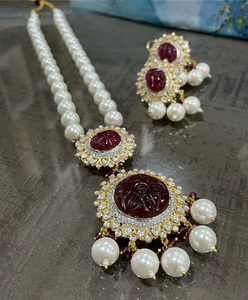 Ensemble collier et boucles d'oreilles en or plaqué laiton de qualité supérieure, serti de moissanite et de pierres Kundan, pour femmes - Cadeau de fiançailles, mariage - Product Image 3