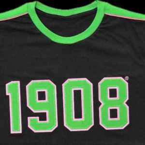 Chemise noire de qualité supérieure pour femme, imprimé lettres grecques, bordure verte et rose, col rond, haut décontracté de qualité supérieure pour sororité, 1908 - Product Image 3