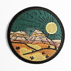 Patch brodé circulaire avec motif soleil, montagnes, arbres et eau, appliqué à coudre pour la décoration de vêtements - Product Image 3
