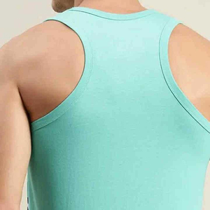 เสื้อกล้ามผู้ชายคอกลมลำลองถักแขนกุดสีพื้นสีฟ้าอ่อน - Product Image 3