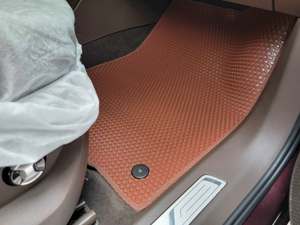 พรมปูพื้นรถยนต์ PVC รุ่น Lux Series สีสันตามสั่ง ยี่ห้อ KATA VINA แบบ OEM ODM ดีไซน์ตาข่ายสี่เหลี่ยมสุดหรู ทนทาน - Product Image 3